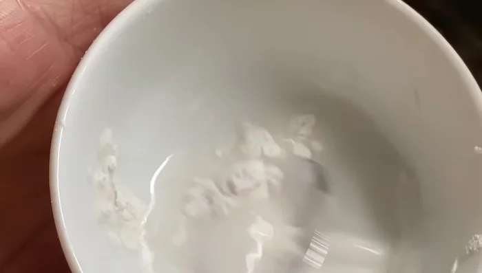 Pha 1 muỗng nước lọc với 1 muỗng cà phê bột năng cho tan, đổ vào nồi chè để tạo độ sánh mịn. Trộn nhẹ và tắt bếp.