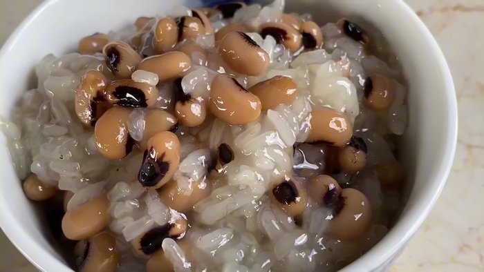 Lựa chọn và làm sạch đậu trắng, loại bỏ hạt sâu, hư. Ngâm đậu với nước, 1 muỗng cà phê muối và muối nở (nếu có) trong 6 tiếng. Sau đó rửa sạch đậu.