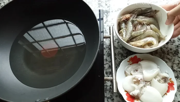 Trụng sơ bạch tuộc và tép/tôm để khử mùi tanh và dễ lột vỏ.