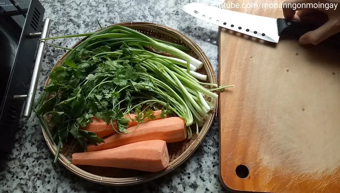 Nấu nước dùng: Cho sườn non vào nồi nước (2.5 lít) đun sôi khoảng 10 phút, vớt bọt. Thêm khô mực nướng vào cùng.