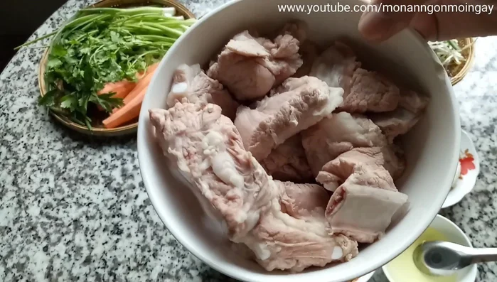 Sơ chế sườn non: Rửa sạch, trụng sơ qua nước sôi rồi xả lại với nước lạnh.