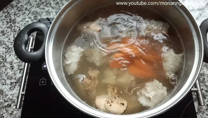 Thêm cà rốt thái xéo vào, đun lửa lớn cho sôi rồi hạ lửa nhỏ, hầm khoảng 30 phút cho cà rốt chín mềm.