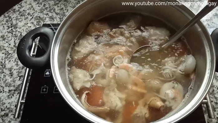 Cho tép/tôm và bạch tuộc vào, nấu thêm 5 phút.