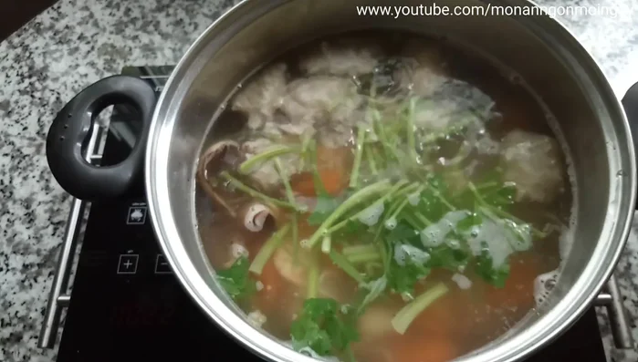 Thêm rau cần (cọng cứng), nêm gia vị: ½ muỗng canh hạt nêm, ½ muỗng cà phê bột ngọt, 1 ½ muỗng canh đường phèn (hoặc đường cát), 1 muỗng cà phê muối hạt (hoặc muối iốt – giảm lượng), ½ muỗng cà phê đường phèn thêm (nếu cần).