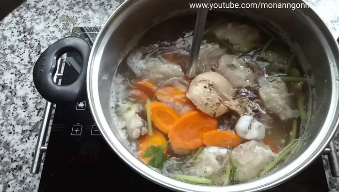 Nấu nước riêng để trụng hủ tiếu và giá. Có thể thêm tiêu cho thơm.