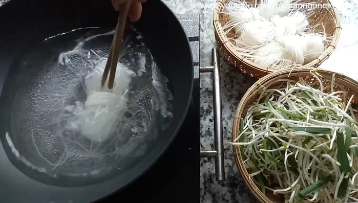 Trụng hủ tiếu cho chín mềm, sau đó trụng giá hẹ.