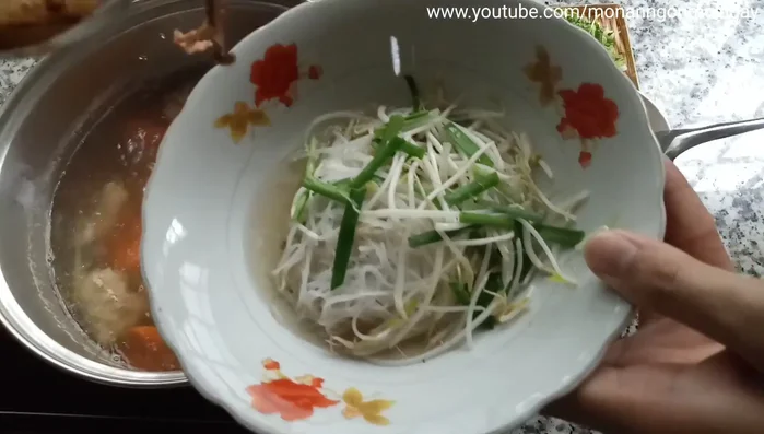 Cho hủ tiếu, giá, nước dùng vào tô. Trang trí với hành lá, ngò rí.