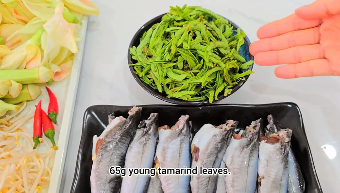 Làm sạch cá chốt với giấm và muối. Rửa kỹ các loại rau.