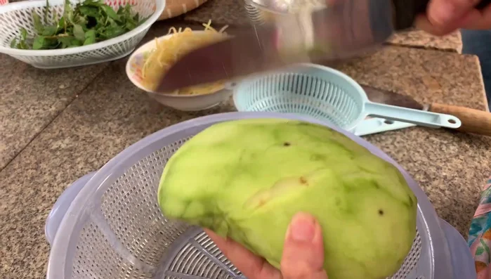 Xoài xanh gọt vỏ, bằm (bằm to để giữ độ giòn).