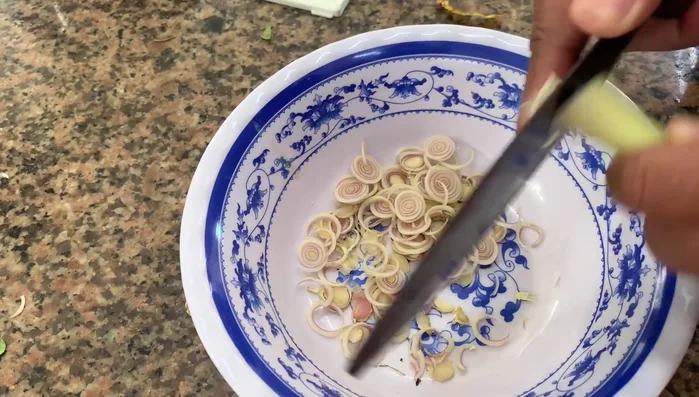 Hành và sả bào mỏng.
