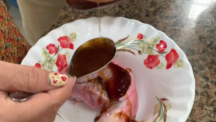 Ướp thịt ba rọi với dầu hào, rượu ngũ vị hương, tiêu, bột ngọt, tương ớt, xì dầu. Để thấm hoặc chiên ngay.