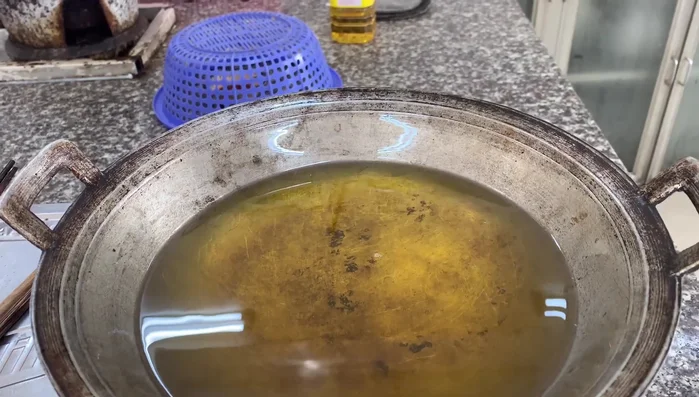 Phi hành tím: đun sôi dầu, thêm muối, chanh, hành tím, phi đến khi vàng, vớt ra để ráo.
