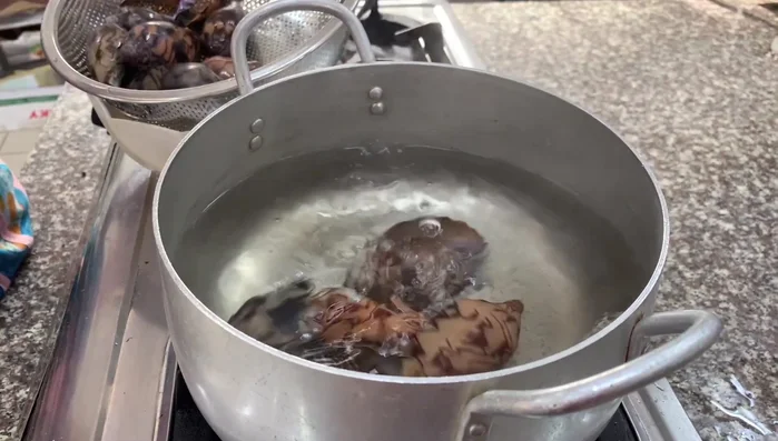 Luộc ốc giác: đun sôi 1 lít nước, cho ốc vào luộc khoảng 30 phút (ốc nhỏ), 1 tiếng (ốc lớn). Đổ nước, lấy ốc ra, cắt bỏ phần đầu nhọn, rửa sạch, cạo nhớt, xắt mỏng.