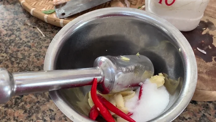 Pha nước trộn gỏi: giã nhuyễn tỏi, ớt, đường, bột ngọt. Trộn với nước mắm, đường, bột ngọt, chanh (nước mắm đường thắng).