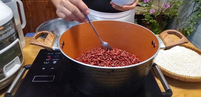 Rửa sạch đậu đỏ, để ráo, cho vào nồi cùng 2 thìa cà phê muối (109.93)