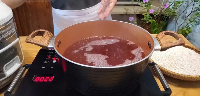 Đun sôi đậu đỏ, sau đó giảm lửa nhỏ, hầm trong 45 phút (147.88)