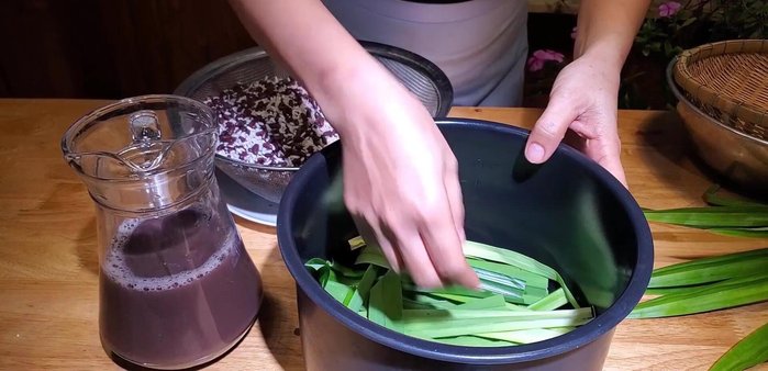 Cho lá dứa vào đáy nồi để tạo mùi thơm và tránh nếp bị cháy (272.08)