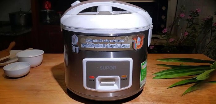 Sau khi nồi cơm chuyển sang chế độ giữ ấm, xới đều xôi (398.72)