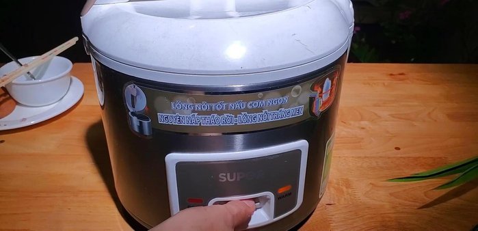 Cho nước cốt dừa và đường vào xôi, bật chế độ nấu thêm 4-5 phút (514.14)