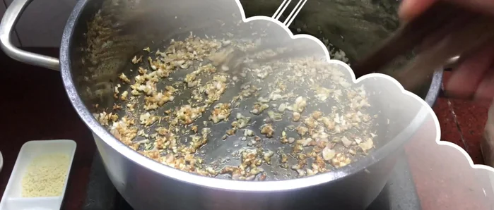 Thêm cà chua vào xào.