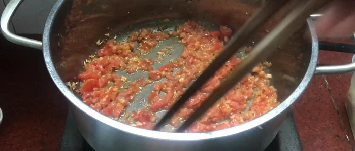 Cho gia vị (bột ngọt, đường, nước mắm, sa tế) vào xào cùng.
