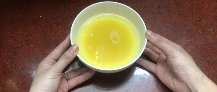 Cắt hành tây, thơm, cà chua. Băm nhuyễn sả, tỏi.