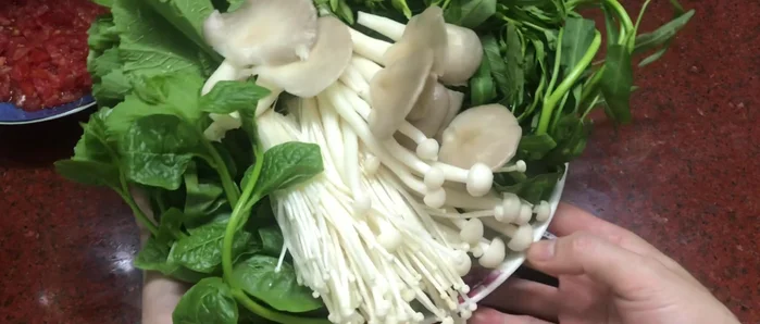 Chuẩn bị rau ăn kèm và bún/mì.