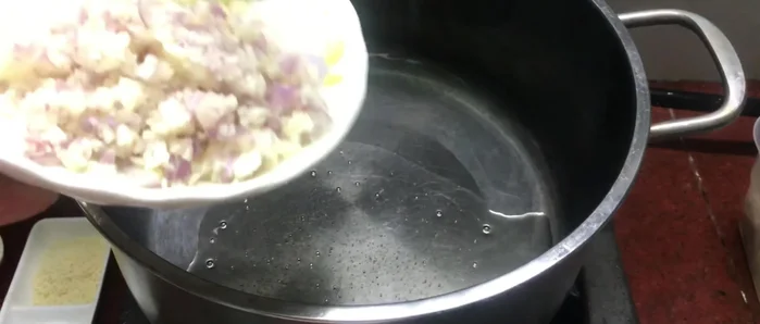 Phi thơm hành, tỏi, sả với dầu ăn.