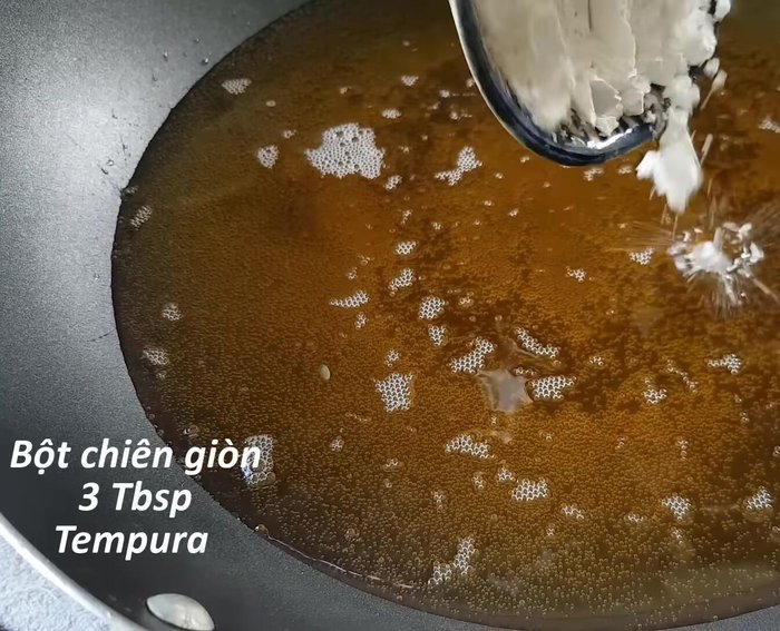 Pha bột chiên giòn với dầu ăn.