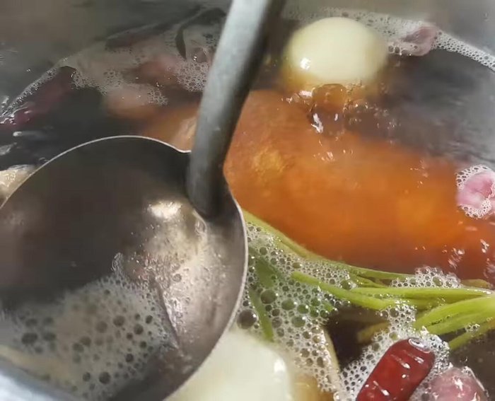 Đun sôi, vớt bọt, đậy nắp và hầm khoảng 1 tiếng.