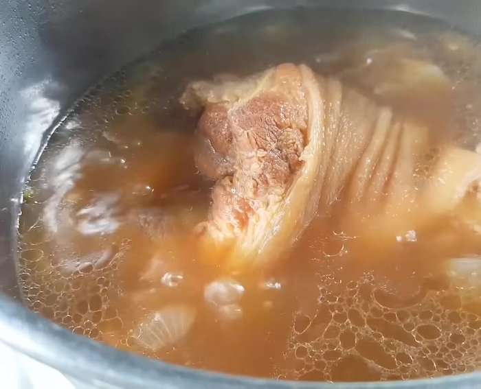 Thêm hạt sen vào hầm tiếp 20 phút.