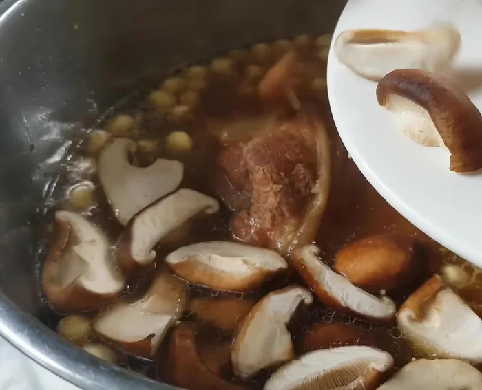 Thêm nấm hương vào hầm cùng.