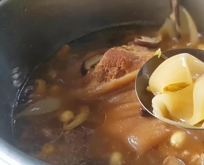 Lấy hành tây và ngò rí ra khỏi nồi.