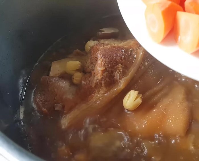 Thêm cà rốt vào hầm khoảng 10 phút.