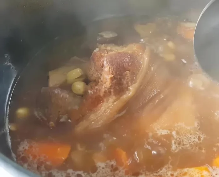 Nêm nếm lại gia vị cho vừa ăn. Thêm bột năng hòa với nước để tạo độ sánh.