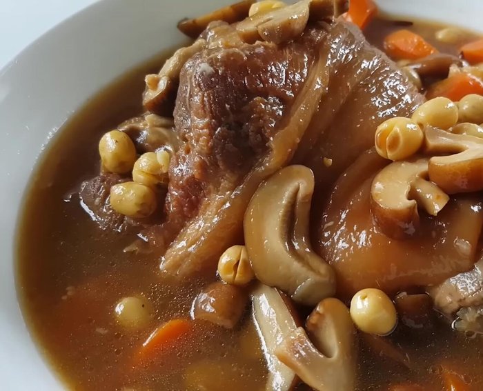 Múc giò hầm ra tô, ăn kèm với bún hoặc bánh mì.