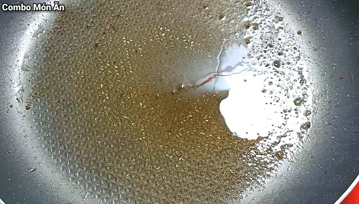 Cho một ít dầu ăn vào chảo, đổ phần nước mắm vào đun đến khi sệt lại.