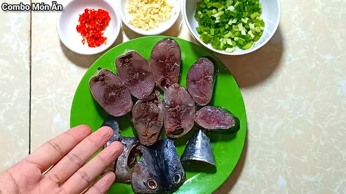 Làm sạch cá ngừ, cắt khúc vừa ăn. Chà muối và rửa sạch lại.