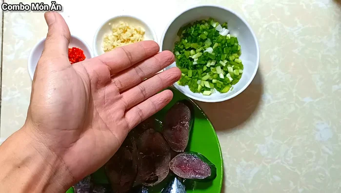 Cắt nhỏ hành lá, băm tỏi và ớt.