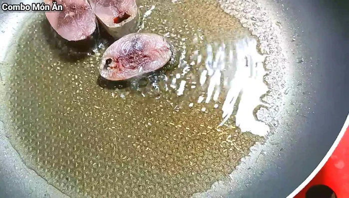 Chiên cá từng lượt đến khi vàng đều. Chú ý lật đều để cá không bị cháy.
