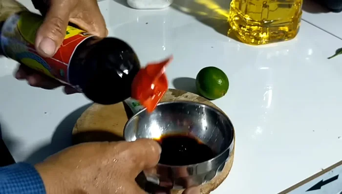 Làm nước chấm: pha xì dầu, nước mắm, đường, ớt, bột ngọt, chanh. (355.76)