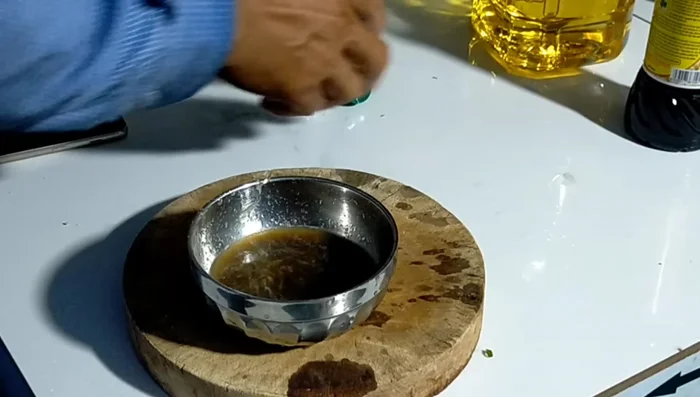 Nướng sò: Xếp sò lên vỉ nướng, cho mỡ hành lên trên, nướng cho đến khi sò chín và mỡ hành thơm. (372.17)