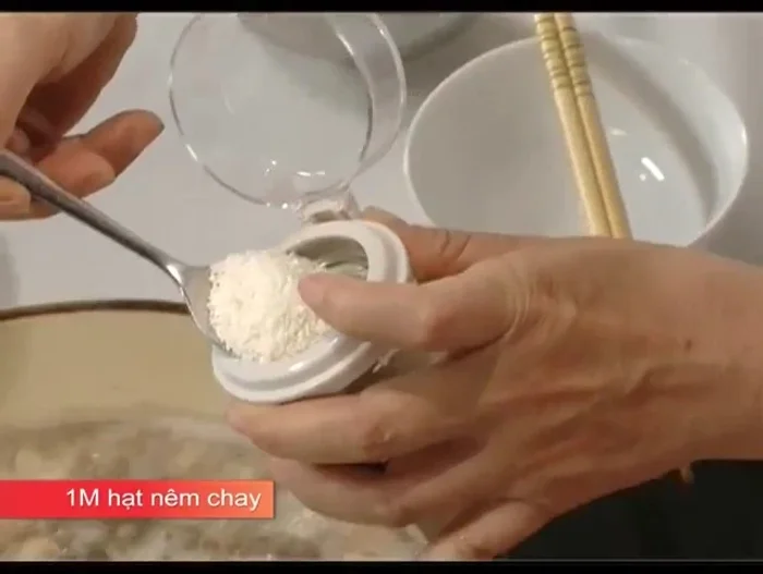 Nêm nếm: Thêm 1 muỗng canh hạt nêm Aji-ngon vào canh.