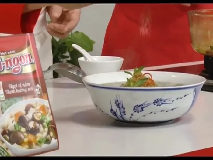 Trang trí: Cho hành phi lên trên, thêm vài nhánh rau om, ớt và rắc tiêu.