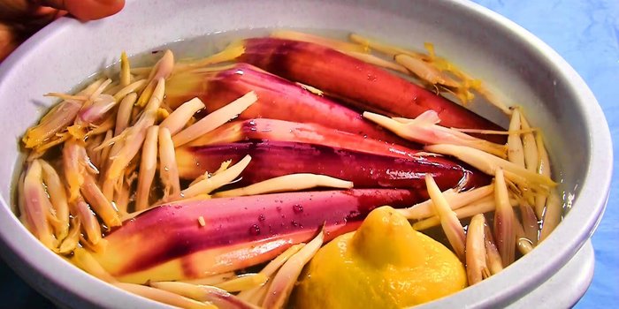 Sau khi ngâm 10 phút, vớt bắp chuối ra. Luộc bắp chuối trong nước sôi có pha muối và chanh (vớt bỏ hạt chanh) khoảng 3-5 phút cho đến khi chín. Dùng vá đè xuống để bắp chuối ngập hoàn toàn trong nước.