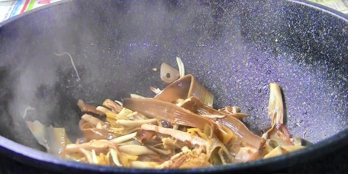 Thêm tiêu vào, đảo đều và tắt bếp.