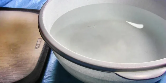 Chuẩn bị thau nước muối chanh, ngâm bắp chuối để tránh bị đen. Tách bỏ lá già, phần màu đỏ bên ngoài bắp chuối. Nếu muốn, giữ lại hoa chuối để ăn cùng.