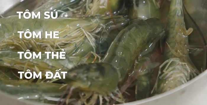 Sơ chế tôm: Cắt ngắn râu tôm, cắt bỏ phần đầu đen (phân tôm), dùng tăm nhọn loại bỏ chỉ đen trên sống lưng tôm. Rửa sạch tôm với nước muối, để ráo.