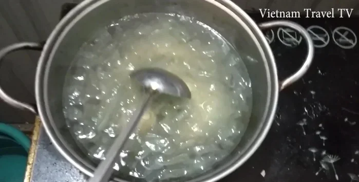 Cho nha đam vào nước đường đang sôi, đun khoảng 30 giây đến 2 phút. Không cần đậy vung.