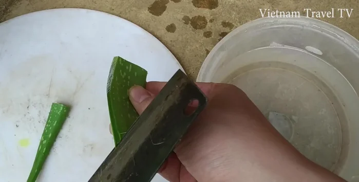 Cắt bỏ phần vỏ xanh nha đam để tránh bị đắng. Làm sạch nha đam.